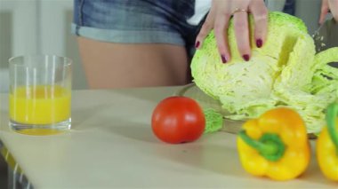 Neşeli bir mutfakta, neşeli arkadaşlar taze sebzeler doğrarlar, parlak domatesler ve taze lahana gibi, bir yandan da bir bardak taze meyve suyunun tadını çıkarırlar. Kahkahaları havayı dolduruyor, dostluk ve yaratıcılıktan oluşan sıcak bir atmosfer yaratıyor.