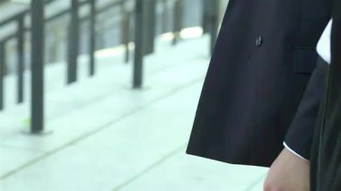 Hareketli bir şehir caddesinde şık giyinmiş, güler yüzlü iş adamlarından oluşan dinamik bir grup sıcak bir tokalaşmaya giriştiler. Bu canlı sahne işbirliğinin ve başarının özünü yansıtıyor, yeni ortaklıkların heyecanını vurguluyor.