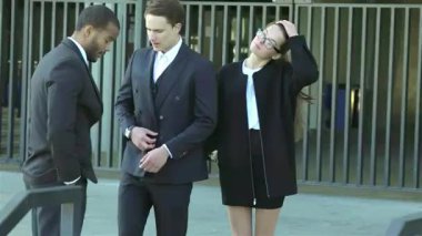 Gösterişli resmi kıyafetler içindeki güler yüzlü iş adamlarından oluşan dinamik bir üçlü hareketli caddede canlı bir tartışmaya girişiyor. Kendilerinden emin tavırları ve dostça hareketleri, iş dünyasında yeni ortaklıklar kurmanın heyecanını yansıtıyor.