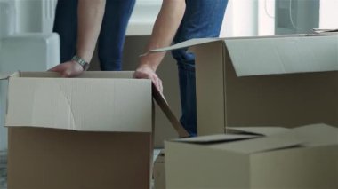 Birbirlerine sırılsıklam aşık neşeli bir çift yeni evlerindeki kutularla çevrili rahat bir koltukta oturuyor. Gülüşleri mutluluk saçıyor. Potansiyelle dolu, boş bir alanda yeni bir başlangıç yapmanın heyecanını kucaklıyorlar.