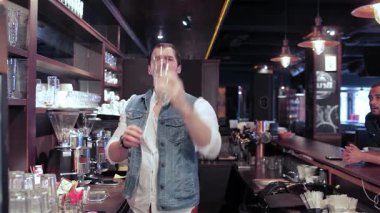 Aralarında bir kız ve birkaç erkeğin de bulunduğu canlı bir grup genç arkadaş barda hareketli bir gece geçiriyorlar ve en sevdikleri futbol takımı için tezahürat yapıyorlar. Bira bardaklarını tokuştururken atmosfer heyecan verici, neşe içinde kahkahalar atıyorlar.