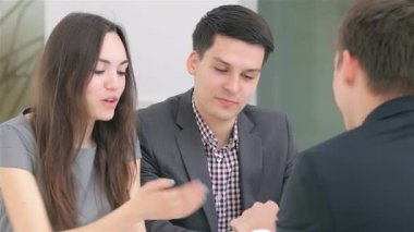 Genç ve çekici bir çift, yenilikçi iş projelerini şık bir ofis ortamında, takım çalışması ve işbirliği sergileyerek tutkuyla tartışıyor. Kadın hareketli bir şekilde hareket ederken, erkek dikkatle dinliyor, hem kendine güveni tam hem de...