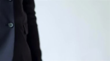 Yakın plan çekimde iki profesyonel yoldaş arasındaki sıkı tokalaşma, kurumsal bir ortamda güven ve işbirliğini sembolize eder. Gösterişli takımlar ve özgüvenli ifadeler, ticari başarı elde etmede ortaklığın önemini vurguluyor.