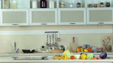 Neşeli ve davetkar bir mutfakta neşeli kızlar lezzetli bir salata için canlı sebzeleri doğramak için bir araya gelirler. Kahkahaları, rengarenk malzemeleri karıştırıp neşeli bir arkadaşlık ve sağlıklı yemek atmosferi yarattıkça havayı dolduruyor.