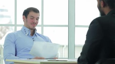Kendine güvenen iki işadamı şık bir ofis masasında, dinamik bir fikir alışverişi sergileyerek müzakerelere daldılar. Keskin resmi giysiler içinde profesyonellik ve kararlılığı somutlaştırıyorlar. Parlak, havadar bir zemin ile...