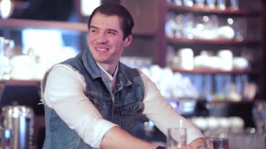 İki neşeli kızın neşe ve neşeyle kadeh tokuşturduğu barda hayat dolu bir sahne başlıyor. Arkadaşların en sevdikleri futbol takımına tezahürat etmek için toplandığı hareketli atmosfer, arkadaşlığın sesleriyle doludur.