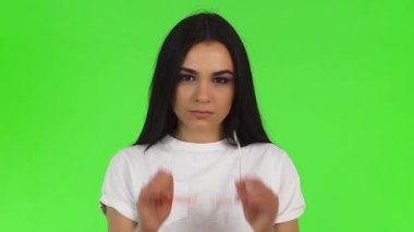 Bu büyüleyici stüdyo portresi göz kamaştırıcı esmer bir kadının canlı yeşil bir arka plana karşı şık pembe gözlükleriyle kameraya vahşice bakmasını gösteriyor. Kendinden emin duruşu güç ve gençlik enerjisi yayarak izleyicileri davet ediyor.