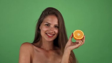 Parlak, yarı turuncu, sağlıklı ve hayat dolu saçlarıyla uzun, dalgalı saçları olan çarpıcı bir genç kadın. Canlı yeşil bir krom anahtarla çevrelenmiş bu resim, refahın, yaşam tarzının ve neşenin özünü temsil ediyor.