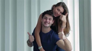 Birbirlerine sırılsıklam aşık neşeli bir çift yeni dairelerinde kutuları açarken başparmaklarını gösteriyorlar. Karton kaplar ve çıplak duvarlarla çevrili gülümsemeleri mutluluk saçıyor. Yeni bir sayfa açmanın heyecanını simgeliyor.