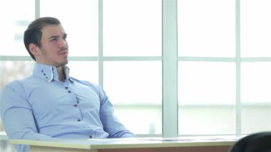 Güneş ofis pencerelerinden içeri girerken, iki kendine güvenen işadamı müzakere masasında canlı bir tartışmaya girişerek, başarılı bir günün gidişatını belirliyor. Sivri giysiler içinde profesyonellik ve kararlılık sergiliyorlar.