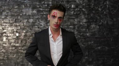 Gösterişli siyah takım elbiseli, çarpıcı bir erkek vampir. Ağzındaki kanı siyah tuğlalı duvara değdirerek temizliyor. Bu rahatsız edici görüntü Cadılar Bayramı 'nın özünü yakalıyor. Zarafeti korkuyla harmanlıyor. Vampirlerin yoğun ifadesi gibi.