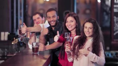 Barda genç erkek ve kadınların coşkulu bir araya gelişi, kutlama için kadehlerini kaldırırken herkes gülümsüyor. Bu enerjik ekip en sevdikleri futbol takımı için tezahürat yaparken soğuk biraların tadını çıkarıyor ve unutulmaz bir gece yaratıyorlar.