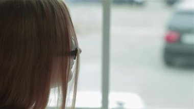 Parlak bir klinikte, şefkatli bir doktor bir hastayı dikkatle dinler, reçete yazarken ayrıntıları dikkatle not eder. Sıcak atmosfer, pratisyen hekimle hasta arasındaki hayati bağlantıyı gösteren sağlığa olan bağlılığı yansıtır.