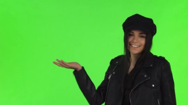 Canlı bir stüdyo ortamında, uzun, esmer saçlı şık bir genç kız, fotokopi için açık bir avuç içi gösteriyor. Şık, siyah bir deri ceket giyip gençlik enerjisi ve pozitiflik yayarak bunu yapıyor.