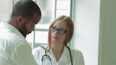 Parlak bir klinikte, ilgili bir hasta steteskop tutarken dikkatle dinleyen şefkatli bir doktorla samimi bir tartışmaya girer. Doktor, sıcak bir gülümsemeyle, bir reçete yazmaya hazırlanıyor, profesyonelliği somutlaştırıyor ve