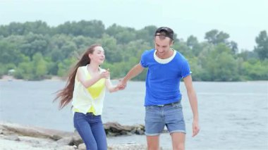 Kaygısız bir kız sevinçle arkadaşlarının sırtına atlar. İkisi de kumsalda koşarken güler. Bu canlı sahne arkadaşlığın ve yaz eğlencesinin özünü yansıtıyor, köpüklü su ve yemyeşil bir zemin yaratıyor.
