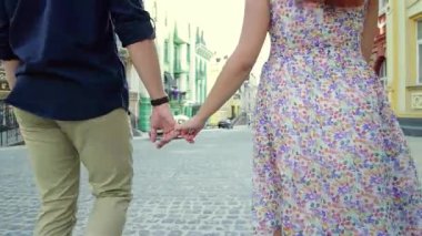 Neşeli bir çift resim gibi bir kaldırım taşı caddesinde el ele yürür, sevgi ve mutluluk saçar. Çiçekli elbiseli genç kadın ve günlük giysili adam yüreğinde macera ve romantizmin ruhunu somutlaştıran canlı bir sahne yaratıyorlar.