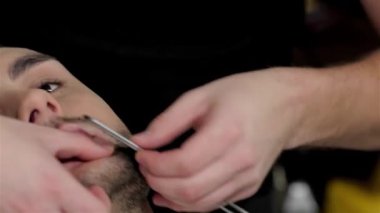 Şık bir genç adam klasik bir berber koltuğuna yaslanır ve yetenekli bir berberden eski moda tıraş olur. Atmosfer nostalji bakımından zengin, klasik dekorlar ve tıraş köpüğünün rahatlatıcı kokusu mükemmel bir karışım oluşturuyor.