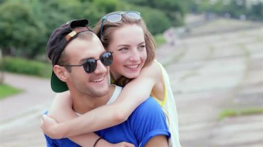 Neşeli bir sahne, neşeli bir genç adamın gülümseyen arkadaşlarının açık havada fotoğraflarını çekip güneşli bir günde mutluluk saçmasıyla başlıyor. Üçlü kahkaha ve şakacı yoldaşlık, dostluğun ve aşkın güzelliğini gösteren canlı bir atmosfer yaratır.