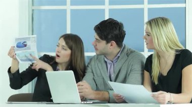 Dinamik bir proje yöneticisi, bu tartışmayla yakından ilgilenen büyüleyici meslektaşlarına renkli bir rapor sunuyor. Geniş pencereli ve doğal ışık alan parlak ofis ortamı, işbirlikçi atmosferi...