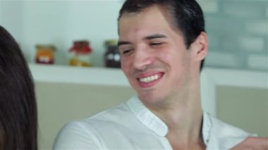 Neşeli bir çift, taze sebzelerle dolu renkli bir akşam yemeği hazırlarken modern mutfaklarında keyifli bir anı paylaşıyor. Gülüşleri ve gülüşleri sıcak bir atmosfer yaratıyor, yemek pişirmenin ve birlikte olmanın sevincini gösteriyor.