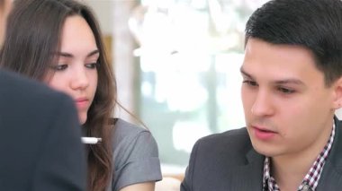 Yakın çekim genç ve çekici bir çifti bir iş görüşmesinde derinden etkiledi. Kararlılıklarını ve takım çalışmalarını sergilediler. Yumuşak ışıklandırma, bir dizüstü bilgisayarda ayrıntıları incelerken, profesyonelliği somutlaştıran ve