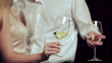Hoş, güzel dekore edilmiş bir Noel odasında genç bir çift kadehlerini şampanyayla doldurur, aşkı ve birlikteliği kutlarlar. Sıcak süveter ve eşarp giyip, mutluluk ve şefkat yayıyorlar.