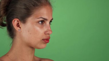 Büyüleyici bir stüdyo portresi göz kamaştırıcı, parlak, lekesiz, zarif bir şekilde canlı yeşil bir zemine poz vermiş genç bir kadını gösteriyor. Kendine güveni ve doğal güzelliği, sağlık ve sağlığın özünü temsil ediyor. Hayranlık uyandırıyor.