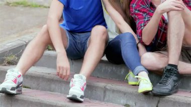 Mutluluk saçan üç genç arkadaş, sıcak güneşin altında eğlenceli bir selfie çekiyorlar. Kahkahaları havayı dolduruyor, canlı bir dostluk ve kaygısız yaz atmosferi yaratıyor.