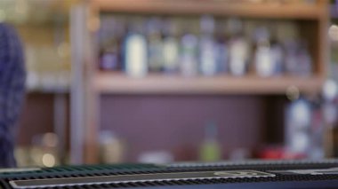 Yetenekli bir barmen, iki bardak köpüklü altın bira sunarak bardaki bir grup neşeli erkek arkadaş arasında canlı bir atmosfer yaratıyor. Bu canlı sahne, dostluğun ve kutlamanın özünü yansıtıyor. Arkadaşlığa kadeh kaldırırken...