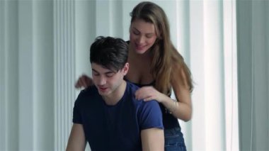 Parlak, boş bir dairede, neşeli bir çift dağınık kutular arasında kucaklaşır, yeni başlangıçları için sevgi ve heyecan yayarlar. Aralarındaki bağın sıcaklığı hayatlarını bir araya getirirken parlıyor.