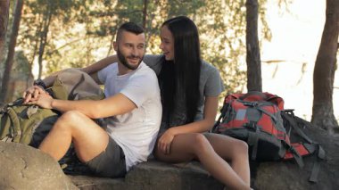 Neşeli bir çift güneşli bir ormanda bir kayanın üzerinde oturur, neşeli bir sohbete dalarken bir neşe anlarını paylaşırlar. Esmer kadın sevgiyle elini erkek arkadaşının omzuna koyar, o ise başparmağını kaldırır, mutluluk saçar ve...