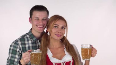 Neşeli bir Bavyeralı çift, neşeli bir kadeh kaldırarak bira bardaklarını kaldırıyor. Oktoberfest 'in şenlikli ruhunu somutlaştırıyorlar. Ekose gömlekli yakışıklı genç adam ve onun çarpıcı kız arkadaşı geleneksel dirseğiyle mutluluk saçıyor, aşkı kutluyor ve...