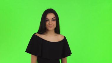 Göz kamaştırıcı esmer, parlak bir taç takmış genç bir kız canlı yeşil renkli bir arka plana karşı durduğu için özgüven ve zarafet yayıyor. Bu büyüleyici balo kraliçesi gençliğin ve güzelliğin ruhunu yansıtıyor.