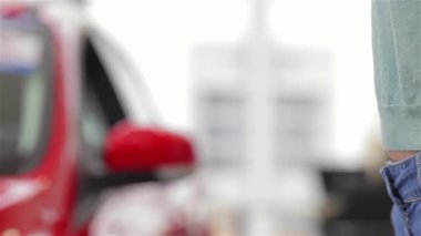 Genç bir kadın, parlak, modern bir galeride, dost canlısı bir satıcıdan arabanın anahtarlarını alırken sevinçle ışıldıyor. Bu canlı sahne, yeni bir araç satın almanın heyecanını yakalıyor. Müşteri ve danışman arasındaki bağlantıyı gözler önüne seriyor.