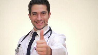 Gıcır gıcır beyaz bir tıp elbisesi içinde kendine güvenen genç bir erkek doktor, olumlu ve profesyonellik saçar. Boynunda steteskop ve sıcacık bir gülümsemeyle, sağlık hizmetlerinin ruhunu somutlaştırıyor, güven ve umut veriyor.