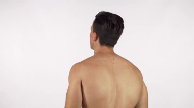 Güçlü sırtını ve kollarını esneten kaslı bir adamın çarpıcı dikiz aynası forma olan bağlılığını gösteriyor. Bu atletik güç, vücut geliştirmenin ve sağlıklı bir yaşam tarzının özünü somutlaştıran kararlılık ve güç yayar.