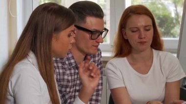 Aralarında yakışıklı bir erkek ve iki odaklı kadının da yer aldığı dinamik bir iş adamı üçlüsü, parlak bir ofis ortamında önemli belgeler üzerinde canlı bir tartışmaya girişiyor. İşbirlikleri enerji ve yaratıcılık yayıyor.