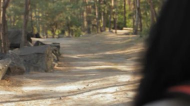 Neşeli bir çift yürüyüş macerasının tadını çıkarıyor, dingin orman zemininde neşeli bir anı paylaşmak için dönüyor. Süslü sakallı beyaz bir genç adam ve çarpıcı esmer kız arkadaşı el ele tutuşurken mutluluk saçıyor.