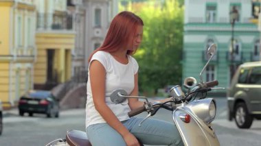 Genç, neşeli, canlı kızıl saçlı bir kız şık scooterının üzerinde oturuyor ve Avrupa 'nın resimli sokaklarında sırılsıklam oluyor. Güneşli sahne bir macera ve özgürlük hissi yayıyor. Seyircileri bu güzel yazda ona katılmaya davet ediyor.