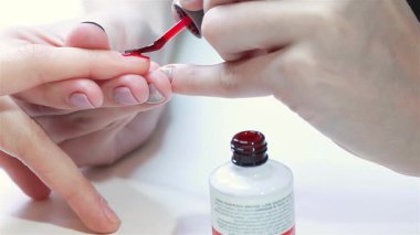 Becerikli bir tırnak teknisyeni şık bir manikürcüde müşterilerine dikkat çekici bir kırmızı oje, dikkat çekici bir hassasiyet ve sanat eserleri sergiliyor. Sahne güzelliğin ve özgüvenin özünü yakalıyor, lüks bir deneyimin altını çiziyor.