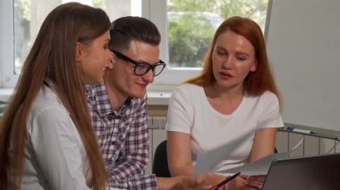 Genç iş adamlarından oluşan canlı bir grup kamera karşısında takım çalışması ve yaratıcılık sergiliyor. İki kendine güvenen iş kadını ve hevesli erkek meslektaşları canlı bir tartışmaya giriştiler. Fikir ve sezgilerini paylaştılar.