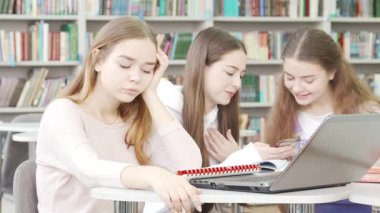 Yorgun, genç bir kız çalışma masasında oturuyor. Yüzündeki yorgunluk ve bıkkınlık dolu bir kütüphane atmosferinin ortasında. Etrafı telefonlarıyla meşgul arkadaşlarıyla çevrili, gözlerini kaçırıyor, okul ve sosyal hayatı dengeleme mücadelesini somutlaştırıyor.