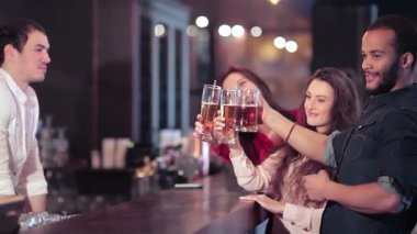 Genç dostların coşkulu bir araya gelmesi hareketli bir barda buzlu bira bardaklarıyla neşeyle kadeh kaldırıyor. Atmosfer heyecan vericidir. En sevdikleri futbol takımı, kahkahalar ve arkadaşlıklarla çevrilidir. Unutulmaz anılar yaratır.