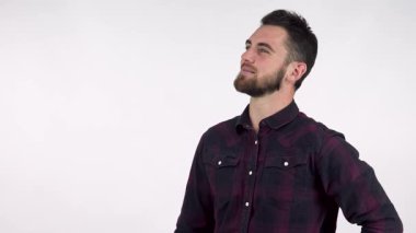 Sakallı, yakışıklı bir adam sevinçle ışıldıyor, davet edilen bir fotokopi alanını göstermek için elini uzatıyor. Kendine güvenen gülüşü ve şık ekose gömleği bir başarı ve pozitiflik atmosferi yaratıyor. Reklam ve promosyonlar için mükemmel.