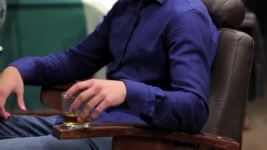 Eski moda bir dekorla süslenmiş şık bir berber dükkanında yakışıklı bir adam lüks bir berber koltuğunda otururken bir bardak viskiden zevk alır. Atmosfer maskülenlik ve entelektüellikle doludur. Yetenekli berber mükemmel saç stilini yapmaya hazırlanır.