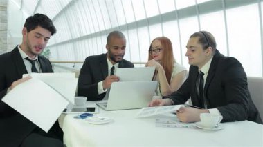 Gösterişli, çağdaş bir ofiste, dört kendine güvenen işadamı, dokümanlar ve bir dizüstü bilgisayar üzerinde fikir ve stratejilerini paylaşarak canlı bir tartışmaya girişiyor. Arkadaşlıkları ve coşkuları, canlı bir işbirliği atmosferi sergileyerek başarıya ışık saçıyor.