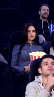 İki erkek ve dört kızın yer aldığı canlı bir grup genç arkadaş, sinemada heyecan verici bir film gecesi düzenliyorlar. Elinde büyük bir kova patlamış mısır ve renkli içeceklerle neşeli ifadeleri ve kahkahaları heyecan verici bir şey yaratıyor.