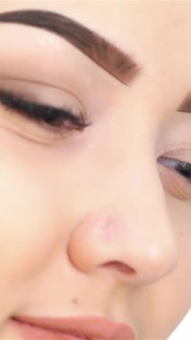 Bu büyüleyici yakın plan portresi genç bir Asyalı kadının ışıl ışıl özelliklerini ön plana çıkarıyor, ifadesel gözlerini ve kusursuz cildini el değmemiş beyaz arkaplanda sergiliyor. Neşeli gülüşü ve coşkulu ruhu izleyicileri kendisiyle bağlantı kurmaya davet ediyor.