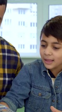 Enfes bir esmer çocuk oyuncağına dalmış ATV 'nin izini sürüyor ve ustalıkla masanın karşısına geçiyor. Gururlu Afrikalı Amerikalı babası sevinçle ışıldıyor. Noel ağacının ışıltısının ortasında iç açıcı bir an yaratıyor.